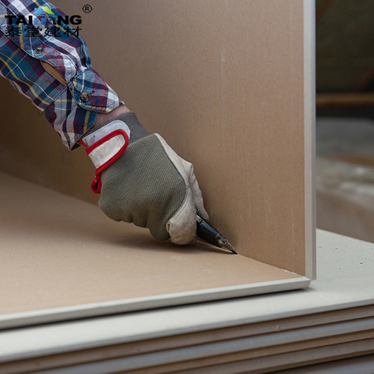 Fabricante de origen Tablero resistente al fuego impermeable Techo absorbente de sonido Decoración de papel Tablero de yeso de pared divisoria de yeso