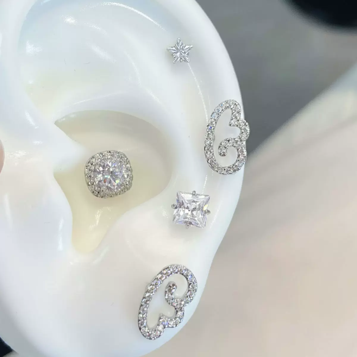 精致天使翅膀316L医用钛钢耳骨钉爆闪锆石耳钉百搭时尚养耳洞耳饰