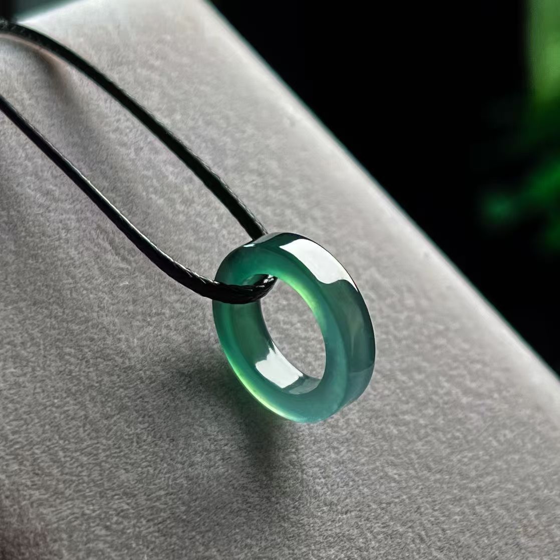 고품질 높은 아이스 블루 그린 러닝 링 도매 A 상품 천연 옥 러닝 링 광장 행인 옥 전송 비즈