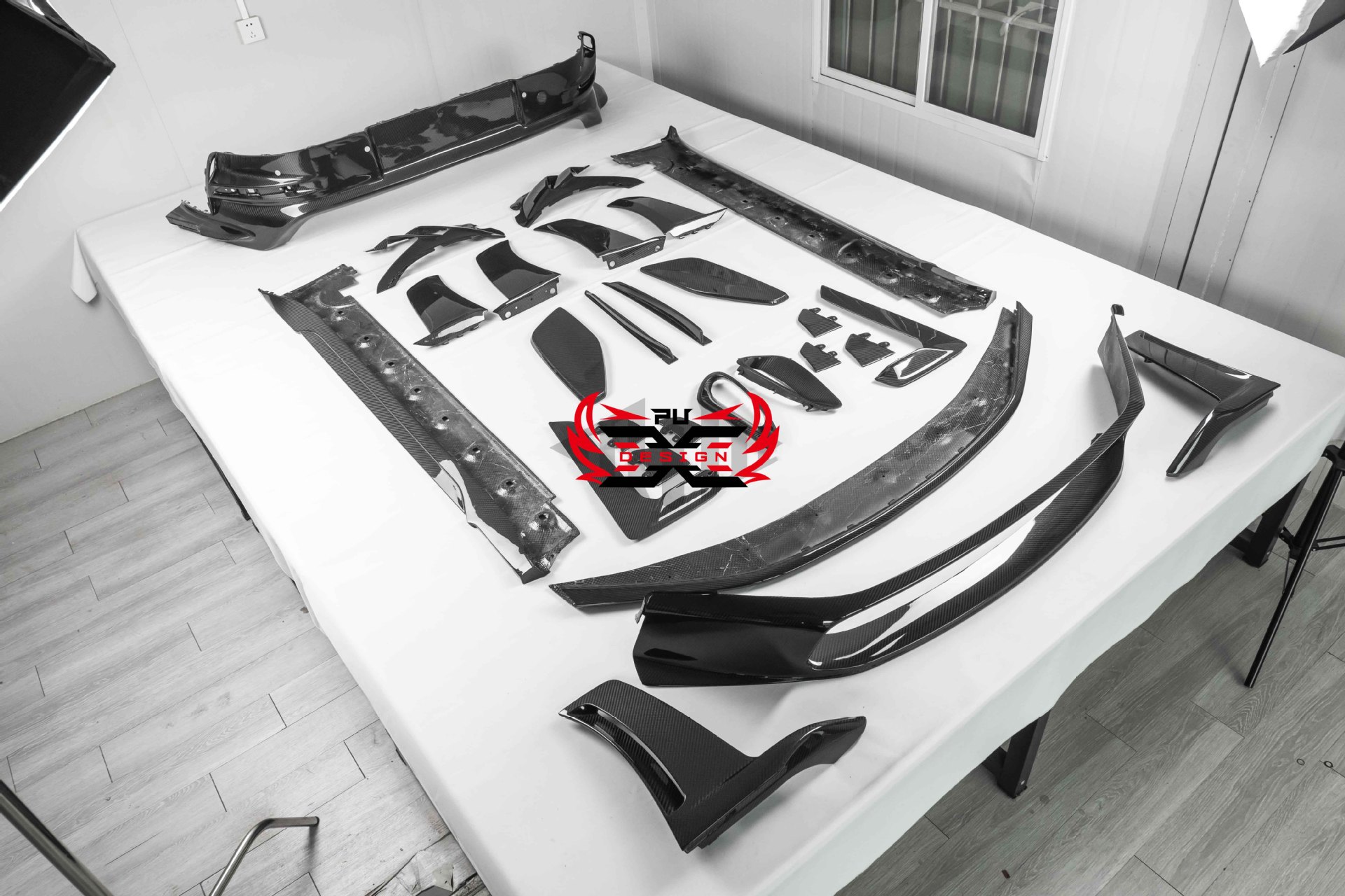 Suitable for Porsche 911 992 GT3RS original dry carbon fiber modification kit, front, middle, rear lip and side skirts