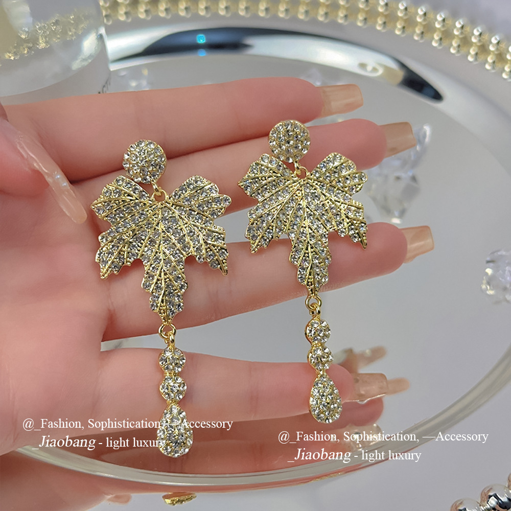 Aguja de plata Moda europea y americana Pendientes de hoja de diamante con microincrustaciones Pendientes de borla exagerada Pendientes de sentido avanzado de temperamento largo Mujeres