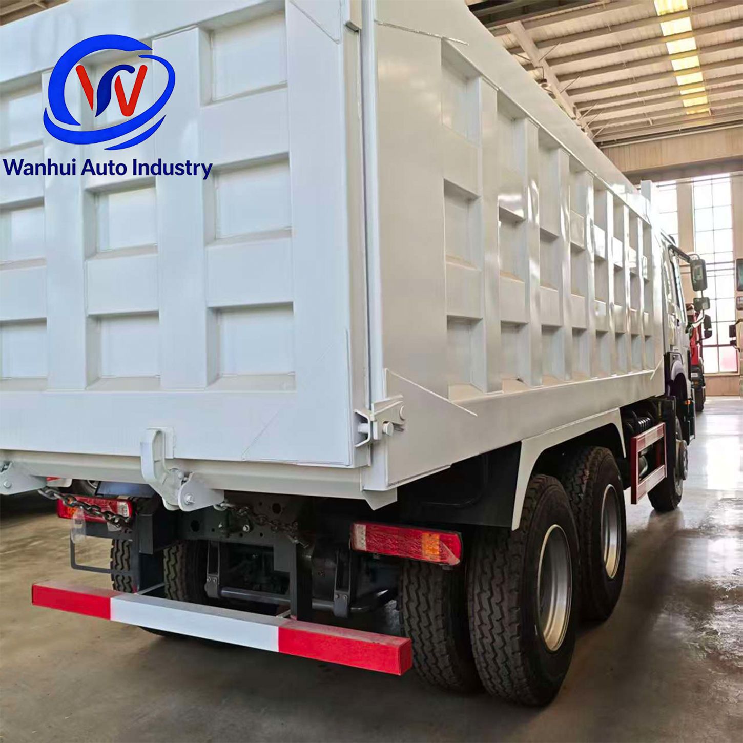 Cross-border HOWO dump truck with right and left-hand drive cabs, 371-375 horsepower long-distance logistics tractor