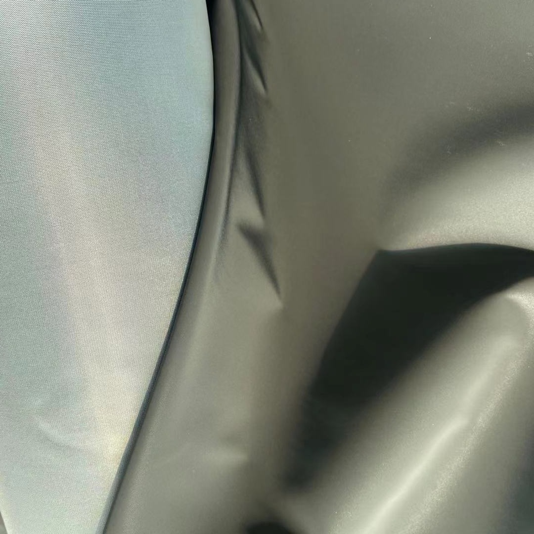 供应0.15mm厚黑色高亮反光化纤布 涤丝纺反光面料 服装用反光布