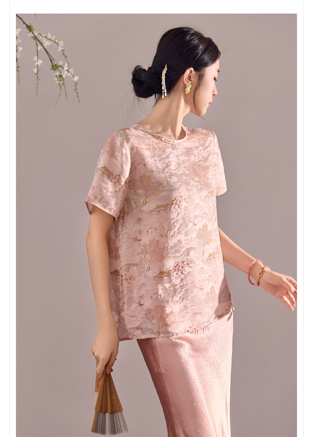 Áo thun cổ tròn tay ngắn phong cách Tân Trung Hoa đính khuy vải, chất liệu lụa tơ tằm jacquard — Màu hồng, màu mơ chi tiết 3