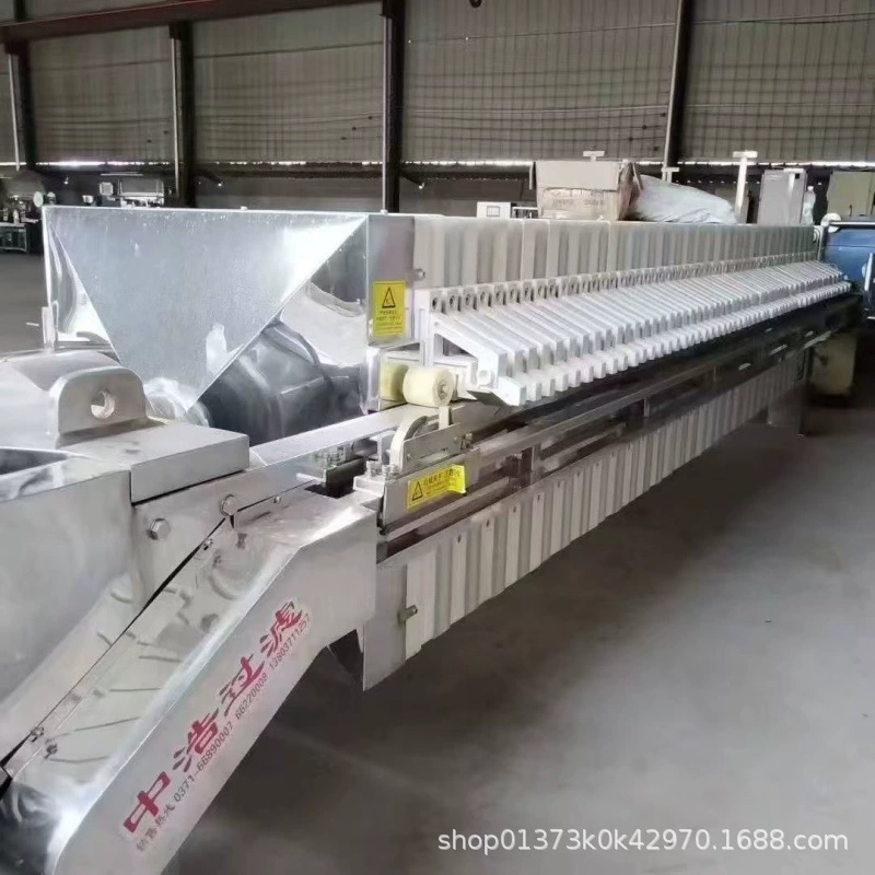 Мобильное оборудование для очистки сточных вод, включающее в себя интегрированный гидравлический фильтр-пресс с пластинчато-рамным прессом.