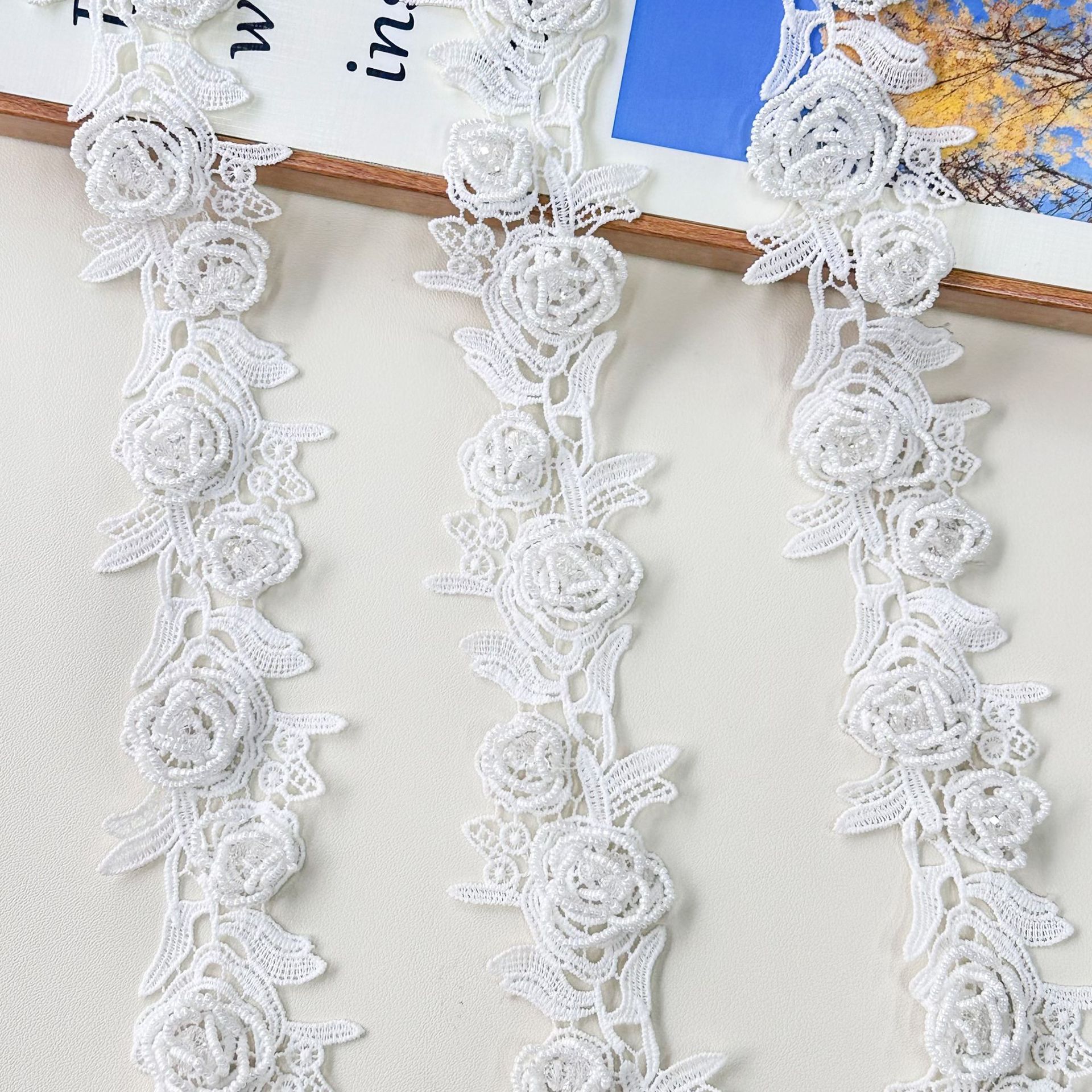 Exquisito encaje floral en blanco y negro, bordado tridimensional de rosas con cuentas de diamantes 13 líneas de accesorios de ropa