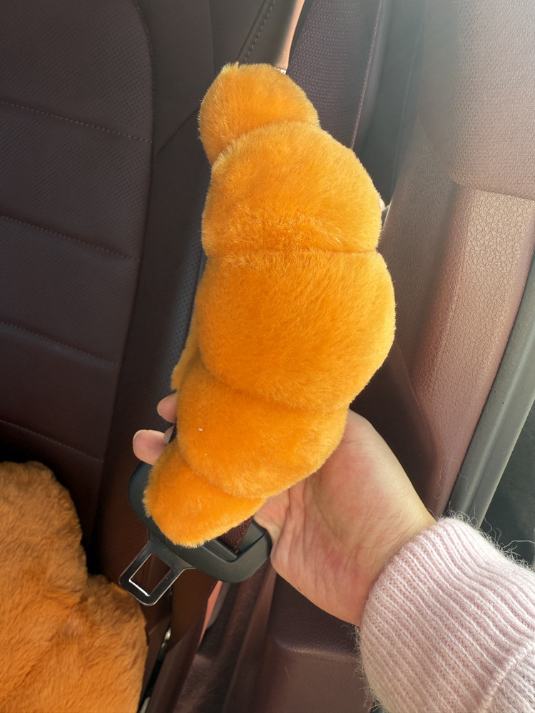 New Plush Croissant-Shaped Car Neck Pillow, Lumbar Support, Cushion, Car Accessories, Shoulder Strap Cover Wholesale