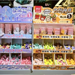 面白いアイデアを組み合わせて食べて遊んで消しゴムを拭いて漫画のかわいい幼稚園の子供の誕生日プレゼントの王女の形の消しゴムを拭きます。