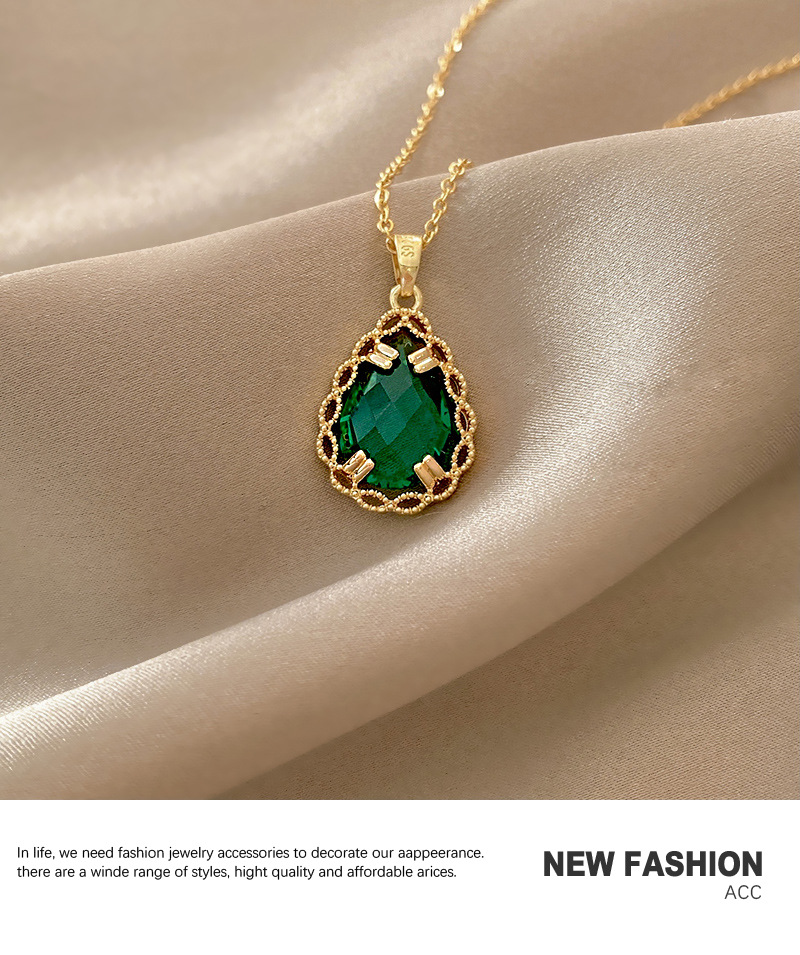 Retro Titan Stahl Halskette Weibliche Smaragd Anhänger Licht Luxus Schlüsselbeinkette display picture 2