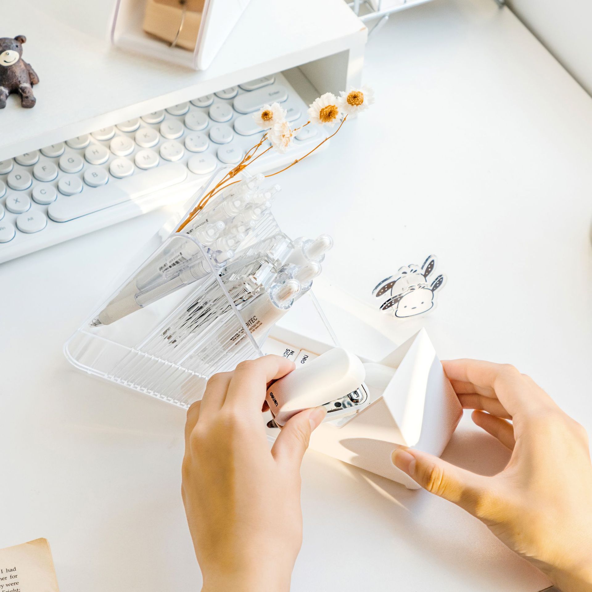 Caja de almacenamiento de cepillo de maquillaje de pluma multifuncional triangular, caja de almacenamiento de escombros plásticos, caja de almacenamiento de cosméticos de oficina, caja de almacenamiento de acabado de cilindro