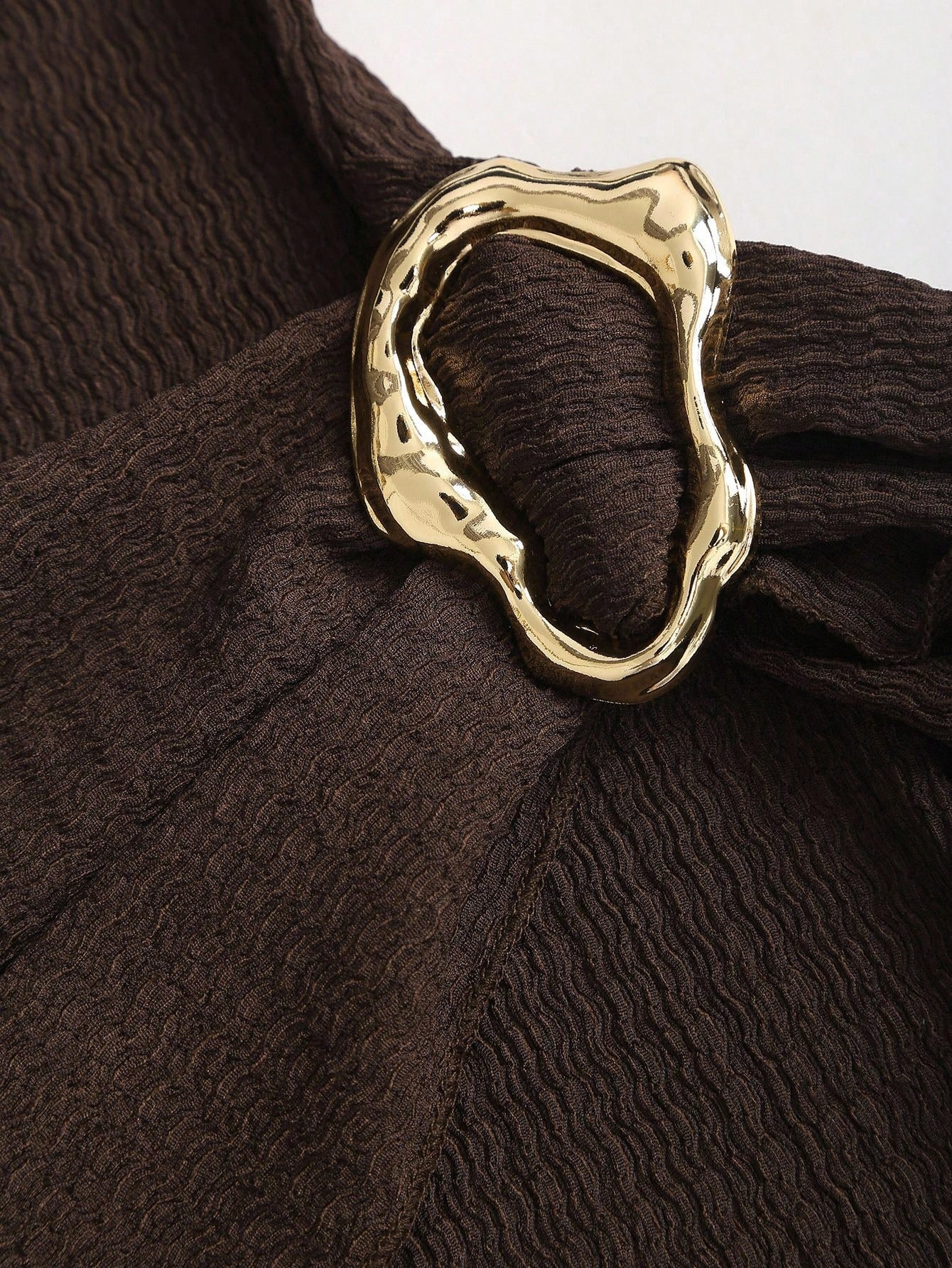 Robe midi ajustée avec col montant et boucle de ceinture_voghion.com