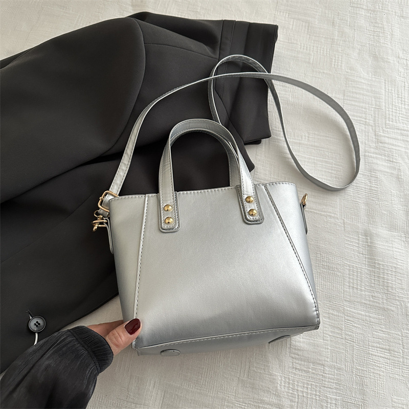 Bolsa de transporte de alta calidad otoño / invierno 2024 nuevo nicho de diseño de bolsas de cubo de agua popular este año bolsas de mano para mujeres