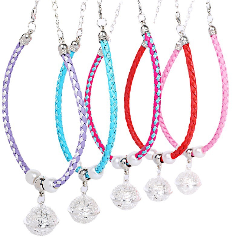 Collar de gato al por mayor campana de gato mascota joyería de metal hueco babero tejido collar de cuerda roja collar collar de gato