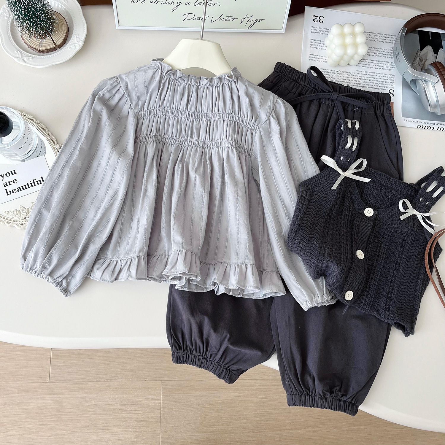 2024 Herbst neue koreanische Version Mädchen Strickweste süßes Ärmelpuppenhemd lange Hosen dreiteiliges Set 67537_voghion.com