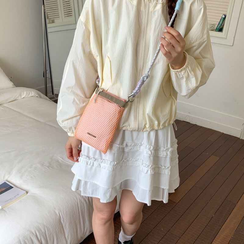 Verano pequeño 2026 hueco móvil ligero bolso de viaje de mujer nueva moda bolso de malla nicho hombro único