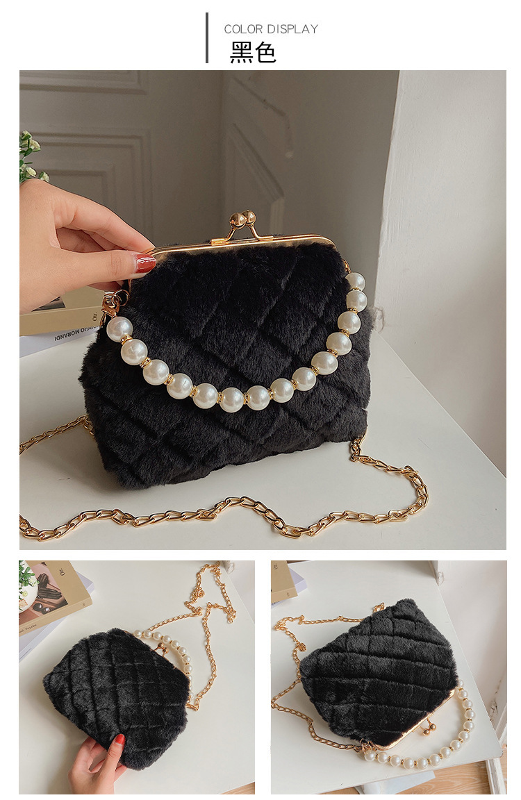 Lingge Chain Portable Autumn And Winter Soft Surface Fashion Plush One-shoulder Messenger Bag display picture 1