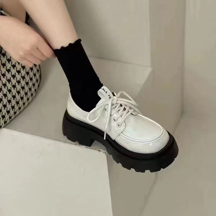 Zapatos de cuero pequeños mocasines de mujer 2024 primavera nueva plataforma de tacón grueso estilo británico blanco con cordones estudiante zapatos individuales del todo fósforo