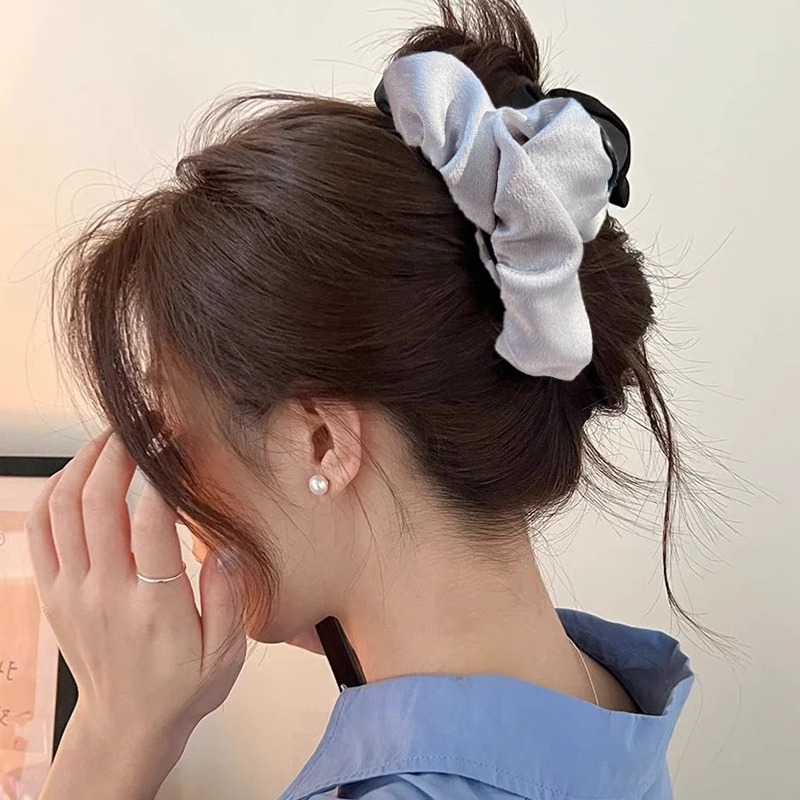 Satín de alta sensación gran clip de agarre de mujeres plegado detrás de la cabeza clip de tiburón 2025 nuevo clip de cabello al por mayor