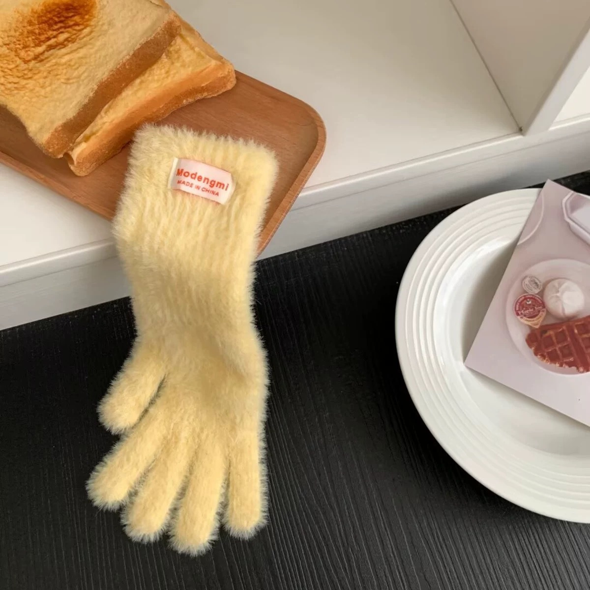 手袋の女性の冬のぬいぐるみの柔らかいモチモチはinsを指します。