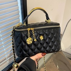 レトロな手はファッションのバケツを持っています。女性2025の新型のファッションはシンプルな菱格チェーンのショルダーバッグです。