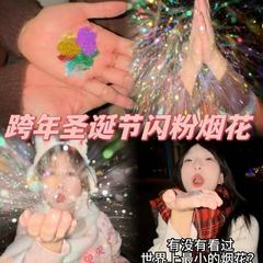 2025年を越えた新年のクリスマスにカラーフラッシュを混ぜたハート花火