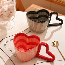 创意手绘条纹爱心马克杯釉下彩爱心手柄陶瓷咖啡杯手捏心形早餐杯