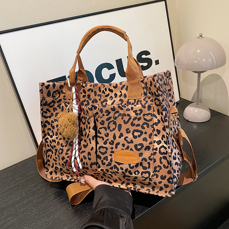 Bolso de lona con estampado de leopardo Bolso especial para mujer Bolso cruzado de gran capacidad en otoño e invierno 2024 Nuevo bolso de viaje de clase de ocio