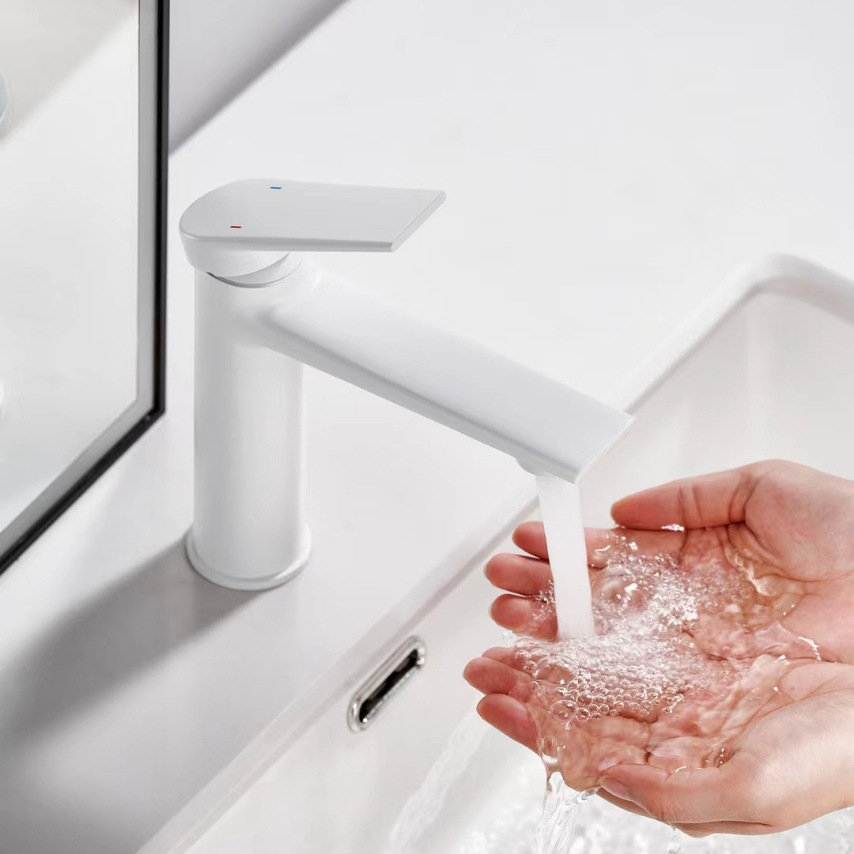 Americano cascada agua plana Cuenca del grifo de cobre alto estándar galvanoplastia/oro cepillado baño caliente y fría hogar comercio exterior