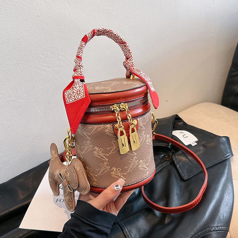法式洋氣女包包2024新款外貿女包水桶包百搭單肩斜挎包個性女包潮