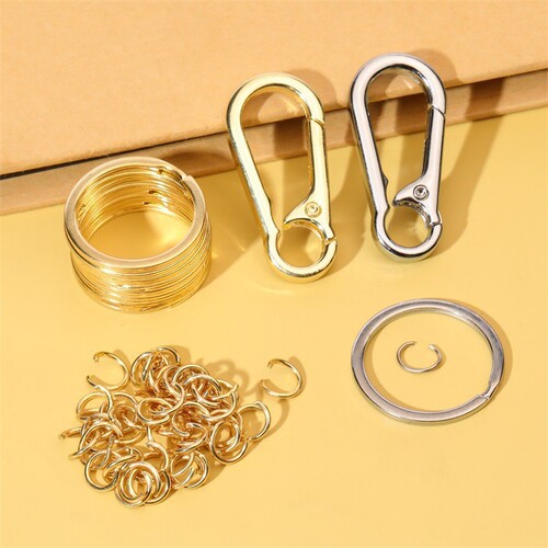 Golden carabiner creative waist buckle car key chain accessories gold-plated hanging buckle Dongguan small commodity manufacturer wholesale