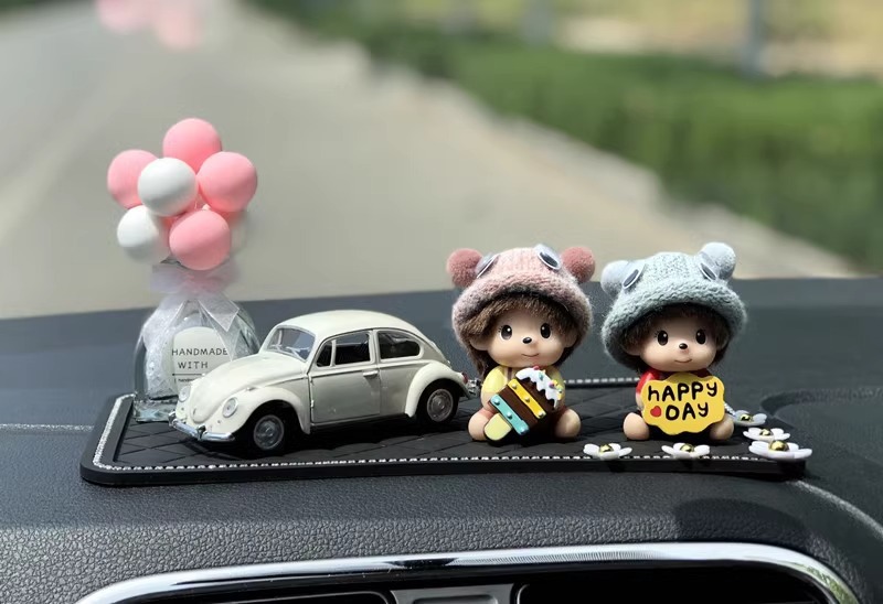 Cute car decoration car perfume ornaments creative personality Mengqiqi center console car interior supplies balloon women