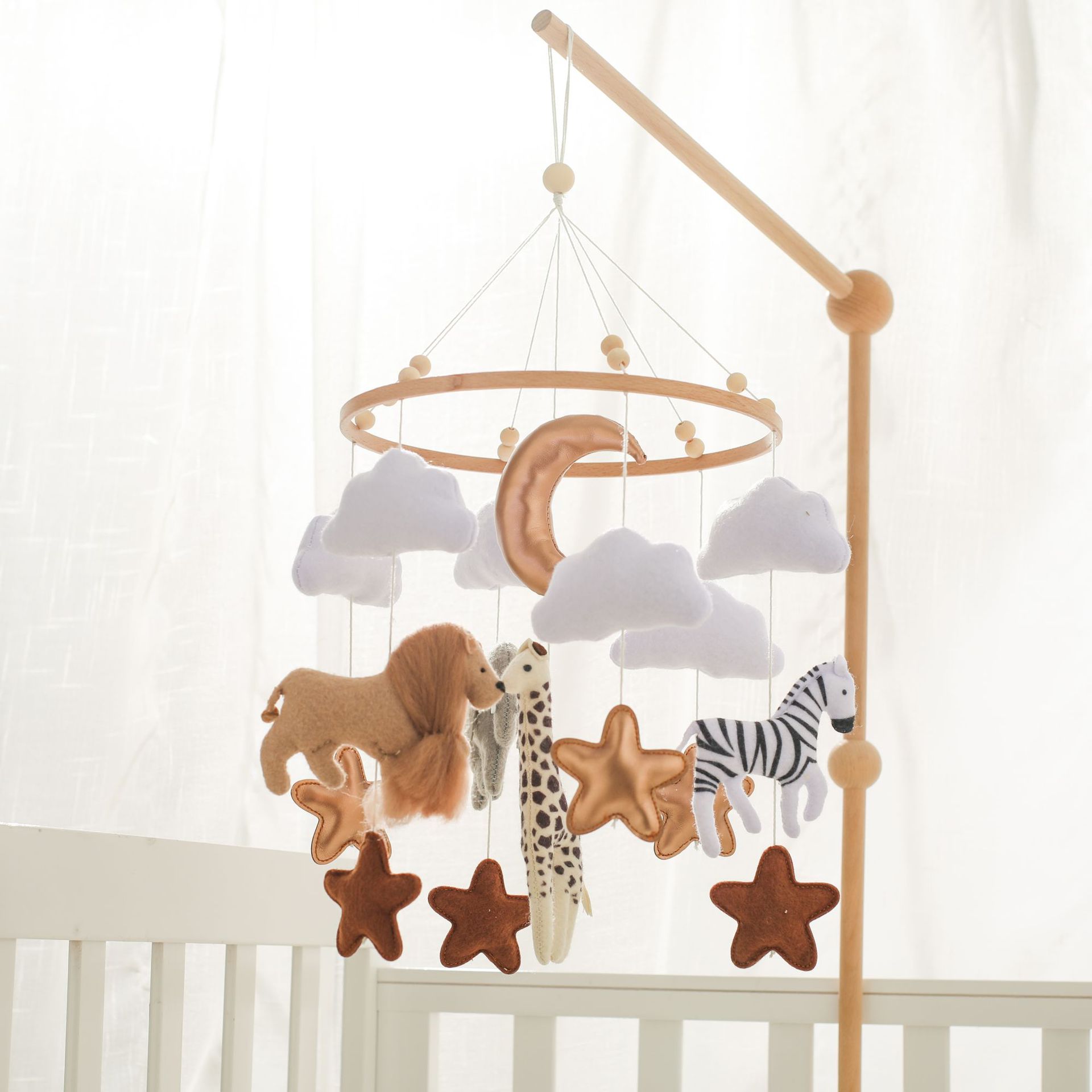 Estilo nórdico habitación infantil coordinación mano-ojo decoración campanas de viento cuna fieltro bosque animal nube Luna cama campana