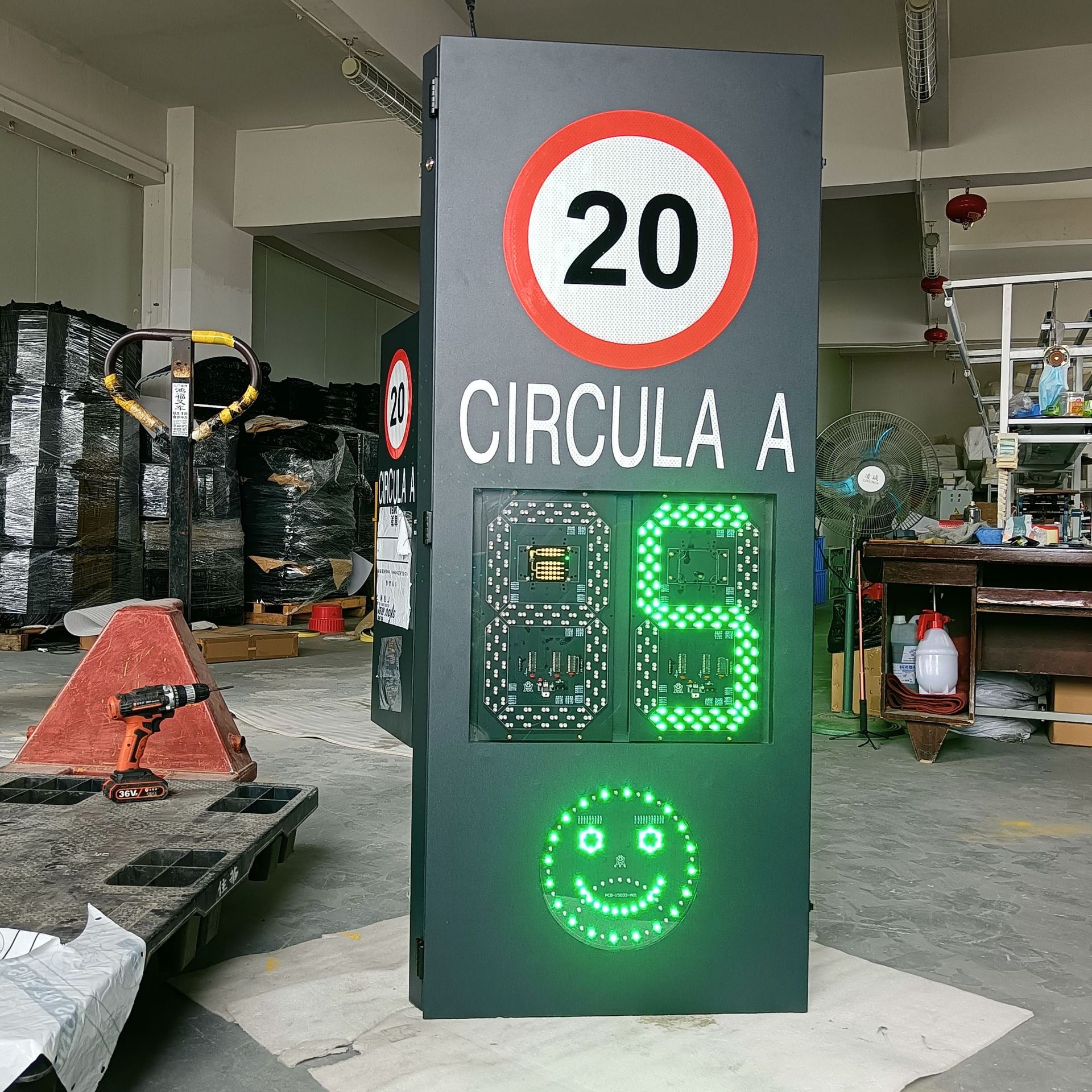 机动车实时测速仪雷达测速屏太阳能交通诱导警示牌 车速反馈屏