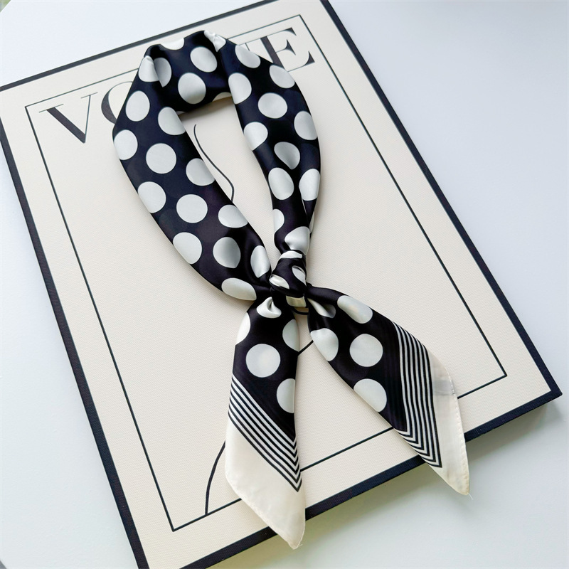 Primavera y verano nueva bufandas de impresión de letras de satén 70 × 70 bufandas de seda pequeñas bufandas cuadradas de alta calidad bufandas de estilo francés