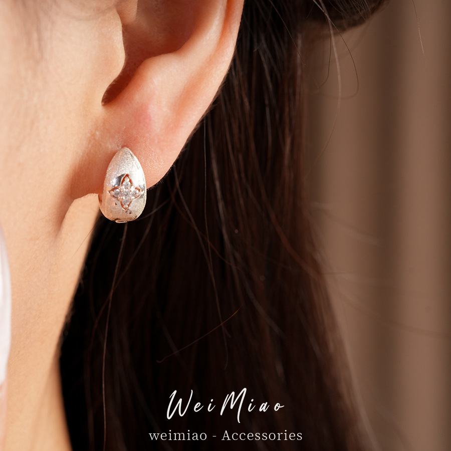 Zircon simple estrella de diamante perfiles redondos temperamento de personalidad de aire frío aretes ligeros de lujo alta sensación de auriculares al por mayor
