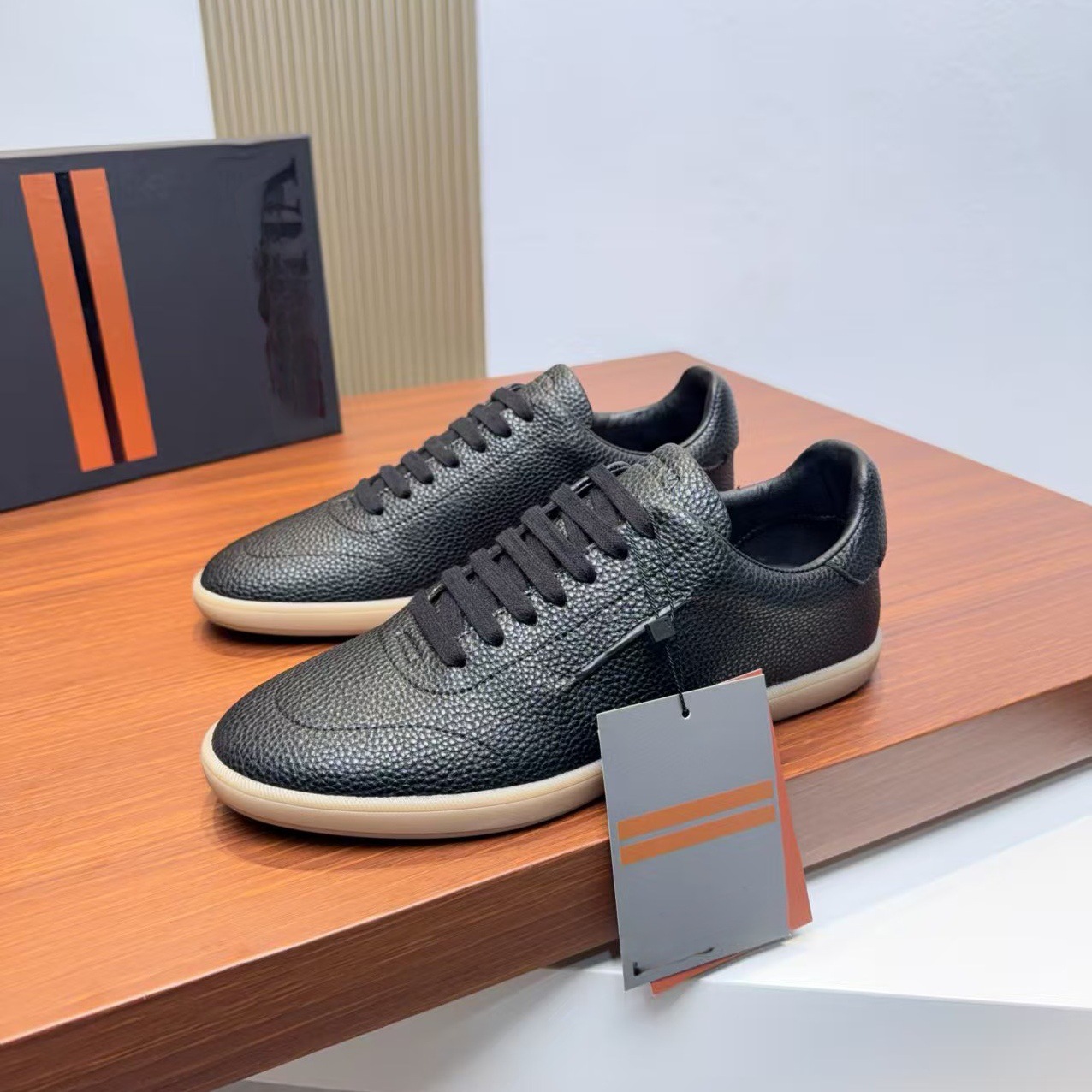 Estación europea nueva suela gruesa zapatos deportivos de hombre zapatos de cabeza redonda zapatos de negocios zapatos de cuero casuales de alta gama zapatos blancos pequeños
