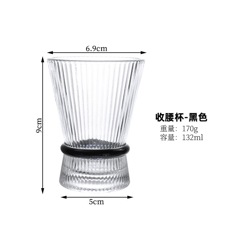 Cortes elegantes copas de vino alto de pie alto en tazas de cóctel de atmósfera princesa de bebidas de vidrio