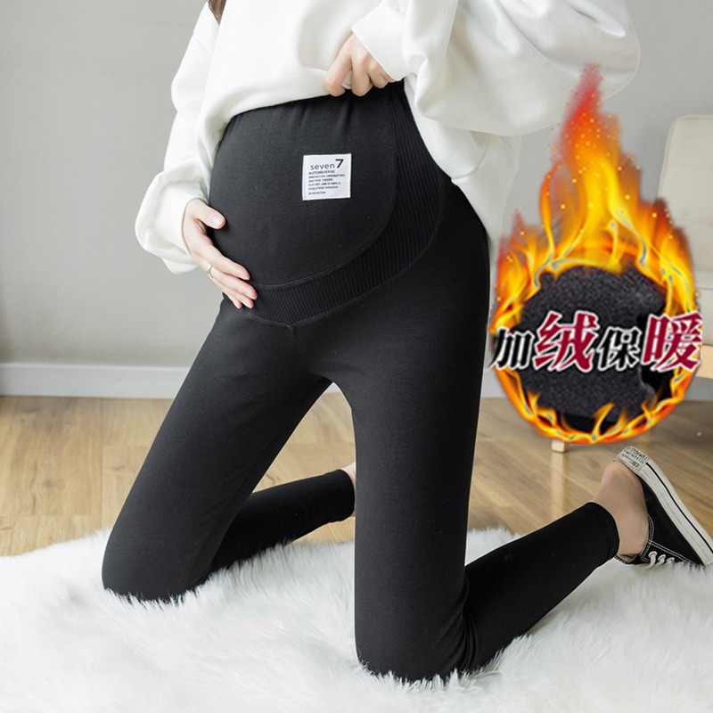 妊婦はレギンスをしています。春と秋の外はズボンを着ています。|undefined