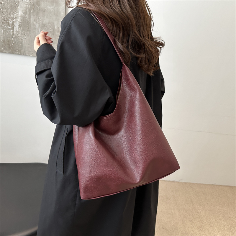 Bolso coreano de invierno para mujeres 2024 bolso de viaje de alta calidad sensación de gran capacidad simple versátil bolso de hombro de cuero suave