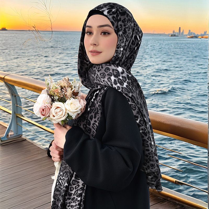 2025时尚新款欧美人棉拼接豹纹缎面长巾春秋薄款纱巾百搭丝巾披肩