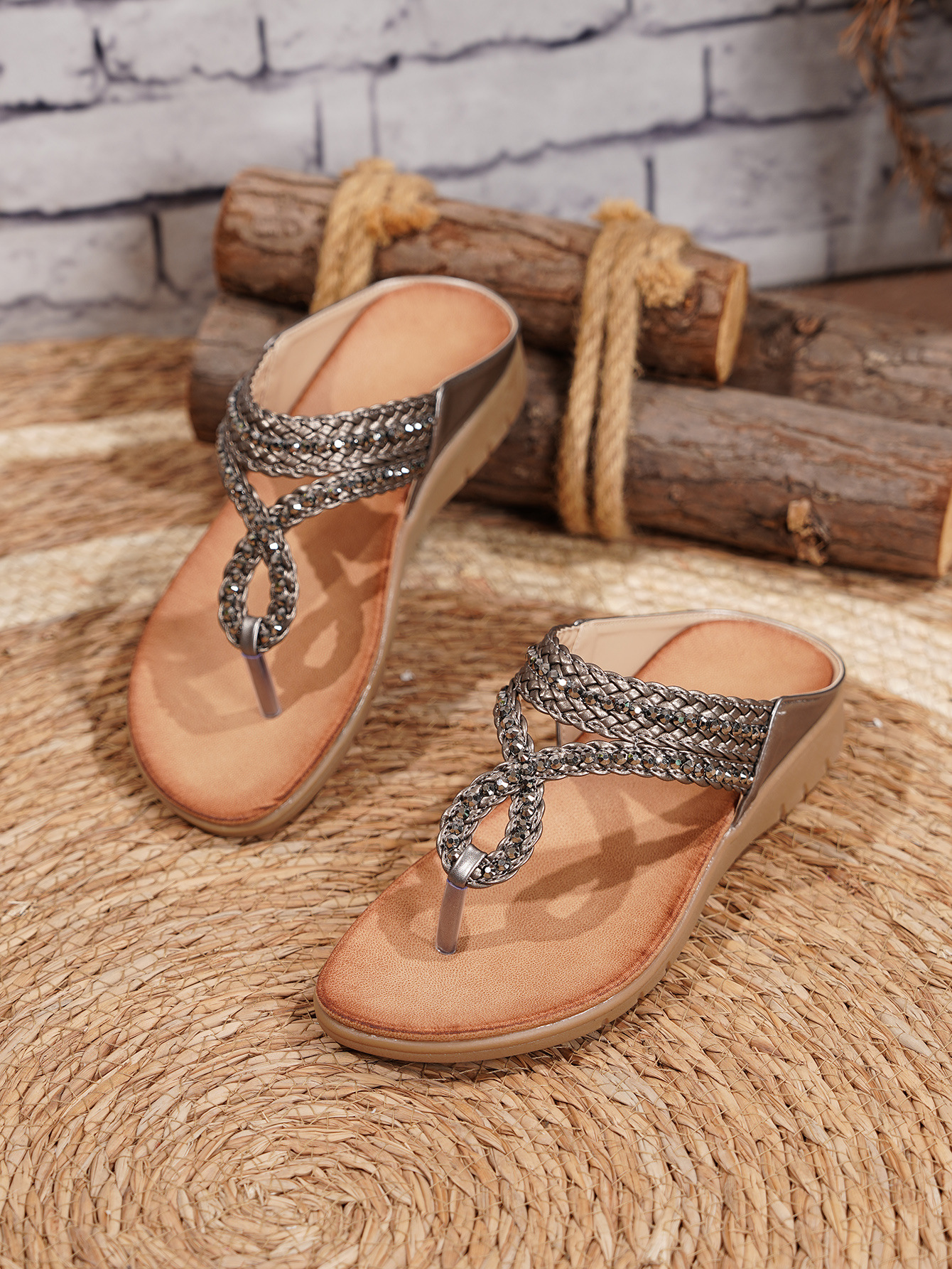 Infradito da donna con suola piatta, con strass e perline, adatte per le vacanze al mare._voghion.com