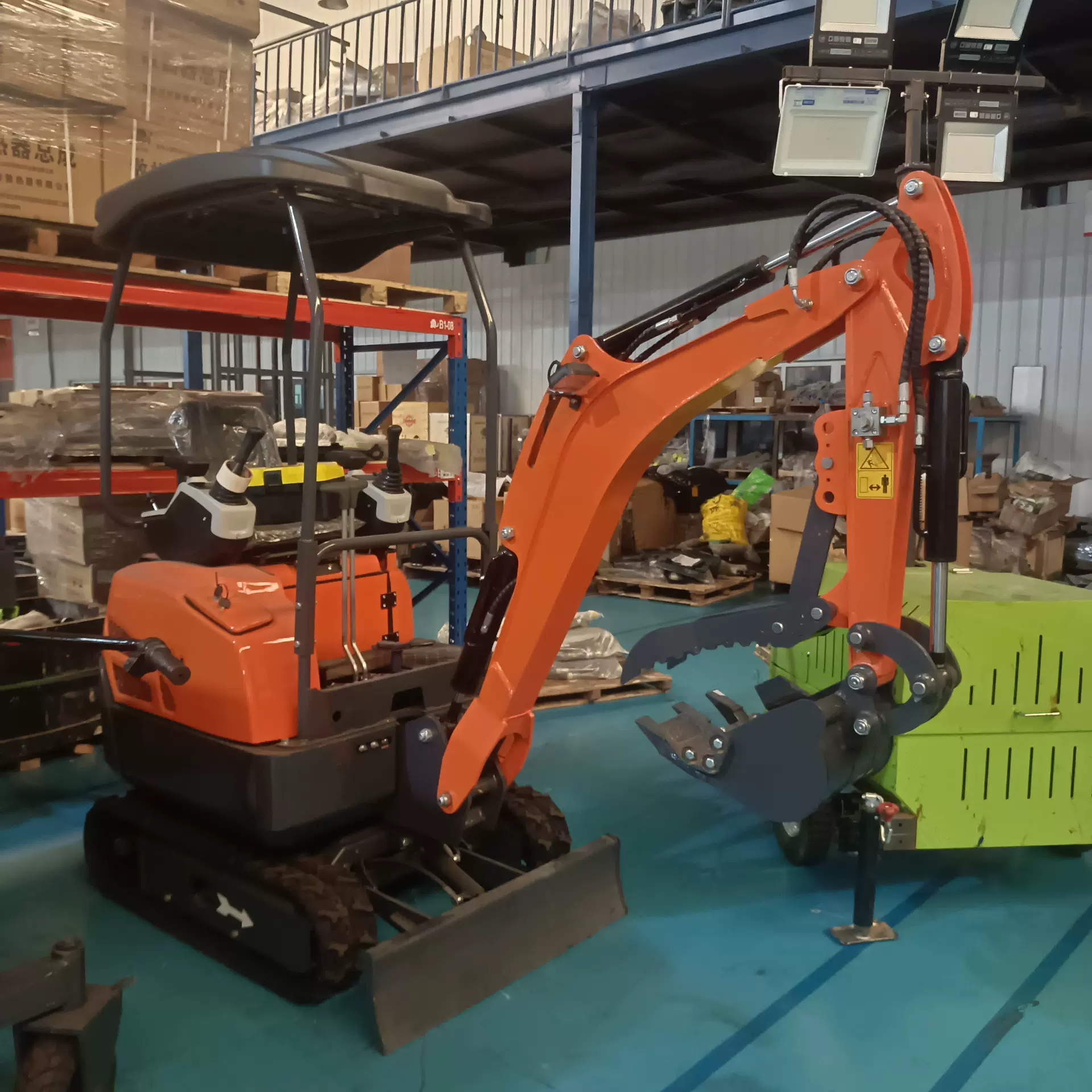 厂家定制多功能微型挖掘机应用农业牧场用强爬坡迷你小型挖掘机