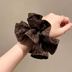 慵懒调性。大号豹纹裙摆发圈大肠圈时髦洋气低马尾发绳高级感发饰