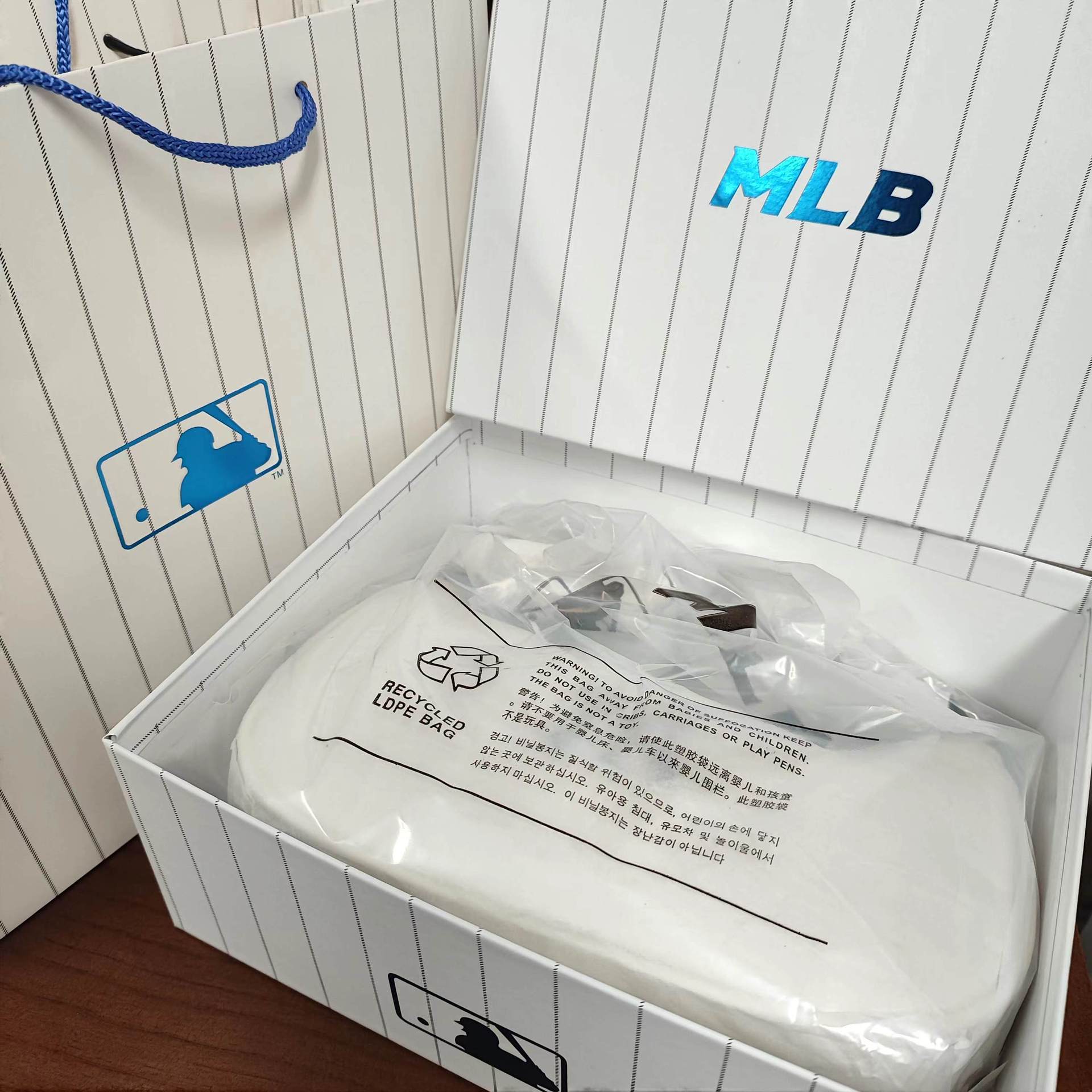 White+gift box gift bag