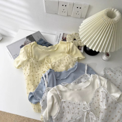 フランスの砕花系はハスの葉の縁のストラップの小さいシャツの丸首の薄い半袖のtシャツを持っています。