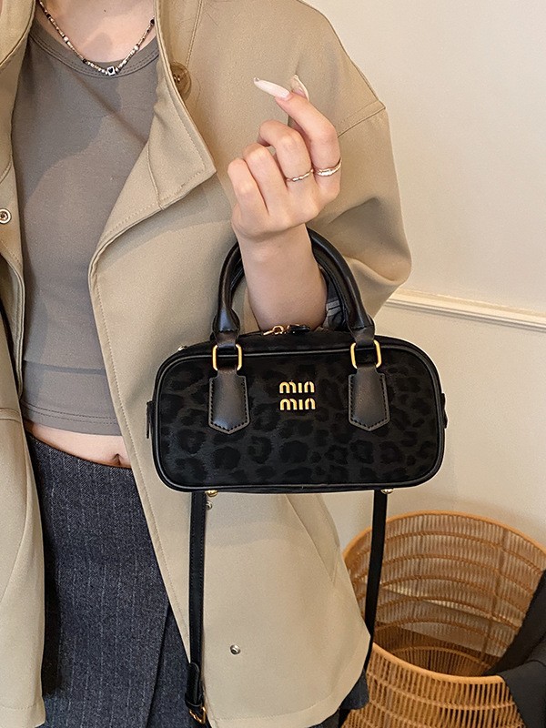 Nicho transfronterizo leopardo pequeño bolso cuadrado para mujeres 2025 nuevo lujo ligero versátil bolso de bolos de mano de moda