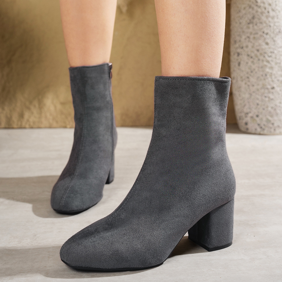 Botas de tacones altos botas de tamaño grande botas medianas de caño 2025 invierno 41 - 42 botas cortas de cabeza cuadrada botas laterales con cremallera