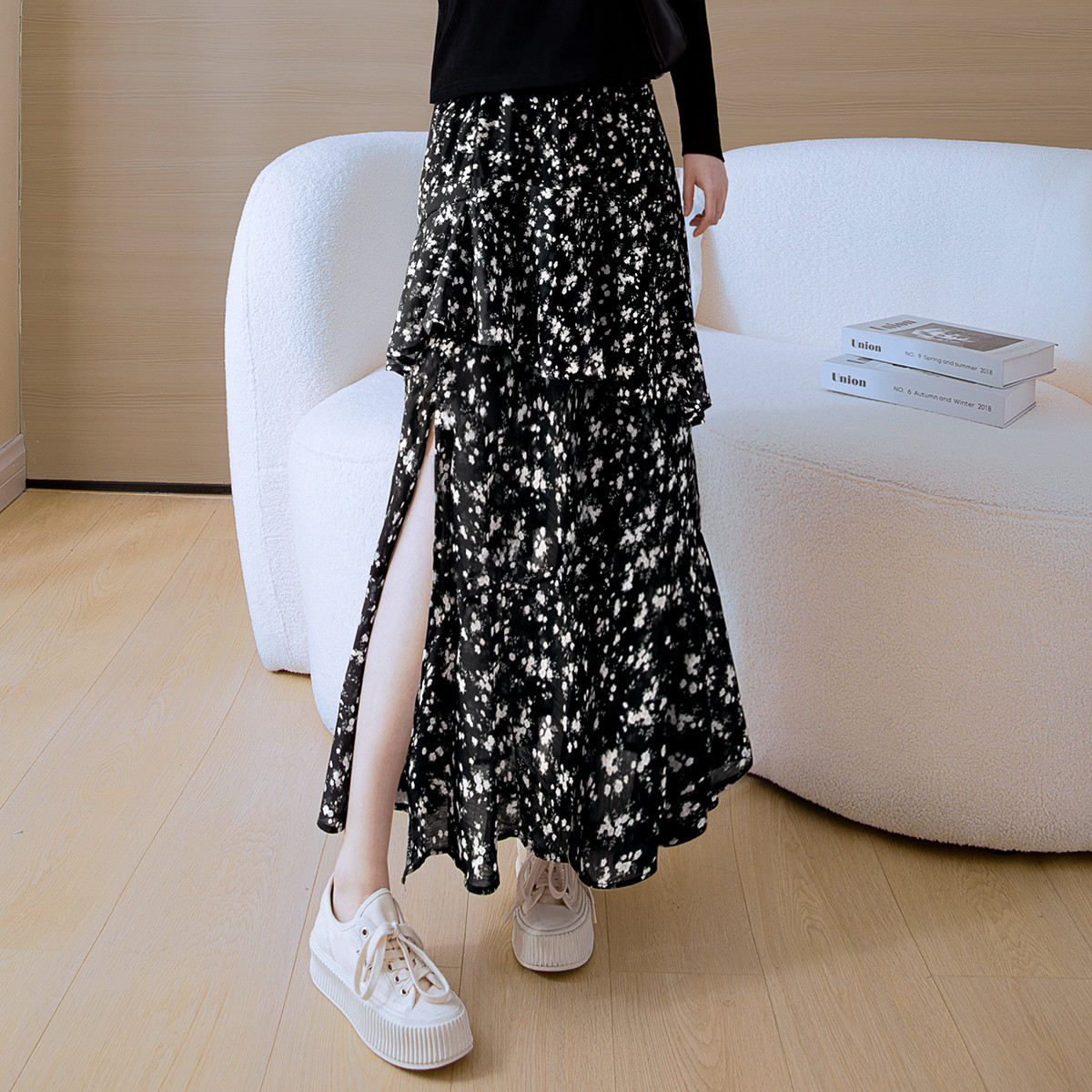Chân váy xòe họa tiết hoa nhí, xếp ly nhẹ, thiết kế xẻ tà thanh lịch — màu đen chi tiết 2