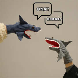 跨境热销秋冬针织可爱手套保暖手套防冷连指手套卡通鲨鱼保暖手套