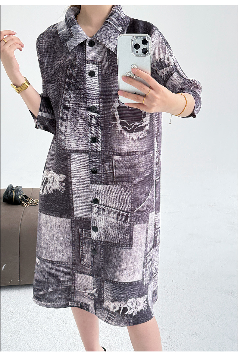 Váy liền thân denim in họa tiết, dáng suông cổ trụ, dài trung bình — Màu xanh lam chi tiết 12